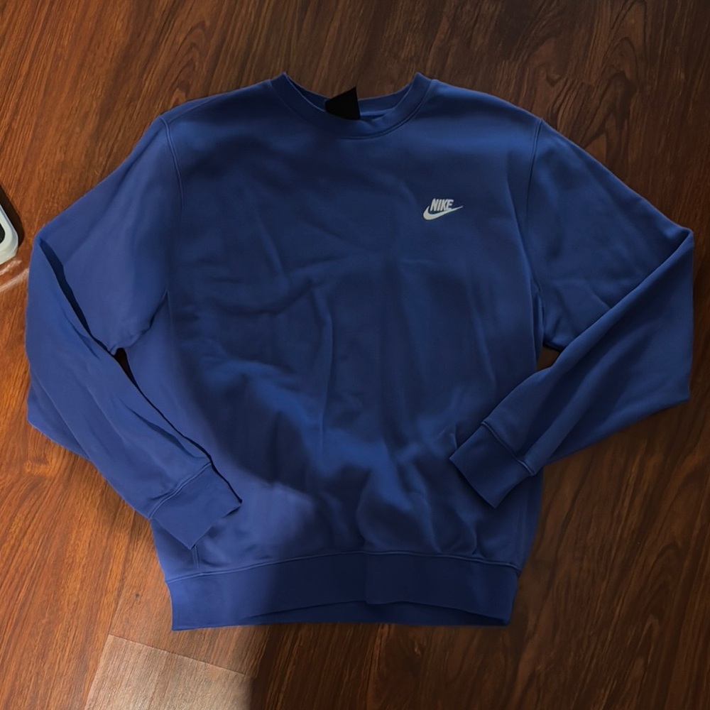 Nike MENS crewneck in TALL MEDIUM. Color is a periwinkle.